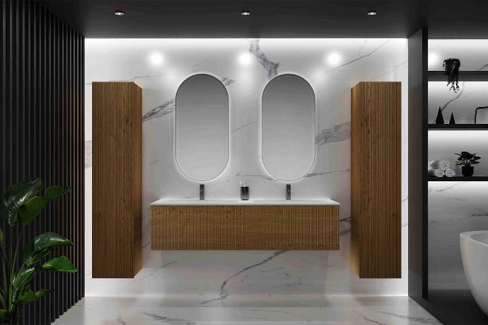 Wit marmeren badkamer met houten badkamermeubel en ovalen spiegels